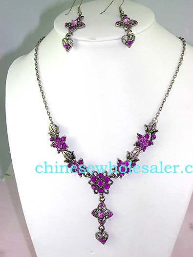 China wholesale fashion jewelry dostributed to retail stores. Beautiful extended necklace in flower design with purple cz stones inlaid in silver plated necklace..    
              
        