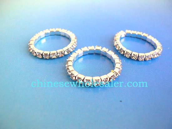 China wholesale rings distributed by online exporters distributes stretchy rhinestone ring with light peach gems inlaid         
 
   