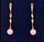 Women fashion jewelry wholesalers distributing online earrings. Pink imitation pearls hanging from curled simulated gold chains