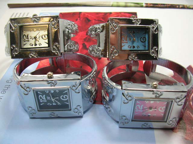 Lovely ladies silver watch with trendy etching - Import accessory distributor