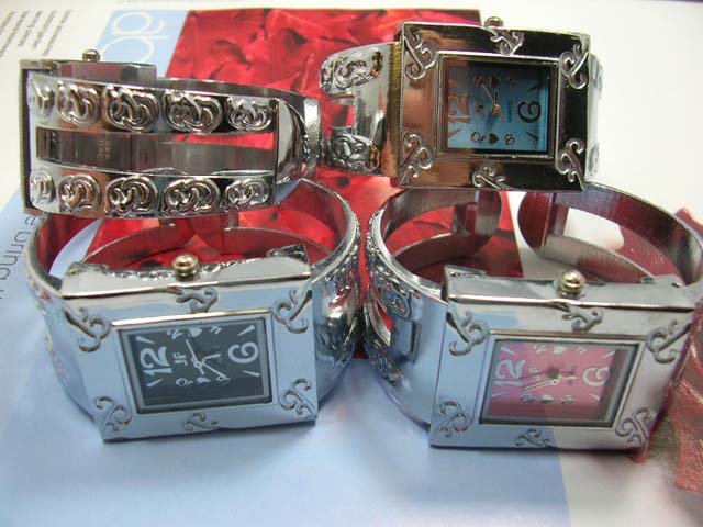 Lovely ladies silver watch with trendy etching - Import accessory distributor