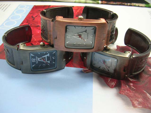 Antique style fashion watch with letter in clock face and stylish  bangle bracelet. Fashion jewelry retail wholesale