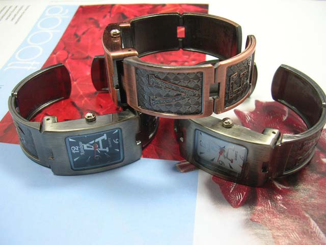 Antique style fashion watch with letter in clock face and stylish  bangle bracelet. Fashion jewelry retail wholesale