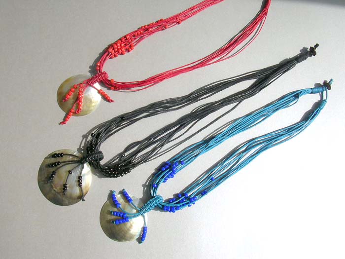 Online Indonesian jewelry warehouse exports : fashionable colored string necklace with beads holding hot seashell pendant